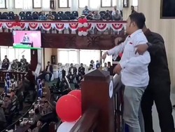 Viral Pria Hamburkan Uang Mainan Saat Plt Walkot Bekasi Pidato di Rapat DPRD