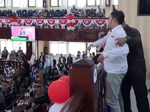 Viral Pria Hamburkan Uang Mainan Saat Plt Walkot Bekasi Pidato di Rapat DPRD Viral Pria Hamburkan Uang Mainan Saat Plt Walkot Bekasi Pidato di Rapat DPRD