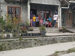 Hujan Abu Gunung Merapi di Magelang, Relawan Bagi Ribuan Masker