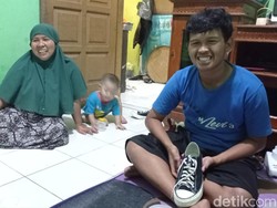Senyum Yandi Pakai Sepatu Baru Hasil Patungan Teman Sekelas