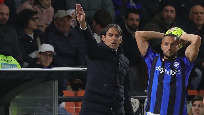 LA SPEZIA, ITALY - MARCH 11: Simone Inzaghi manager of FC Internazionale gestures during the Serie A match between Spezia Calcio and FC Internazionale at Stadio Alberto Picco on March 11, 2023 in La Spezia, Italy.  (Photo by Gabriele Maltinti/Getty Images)