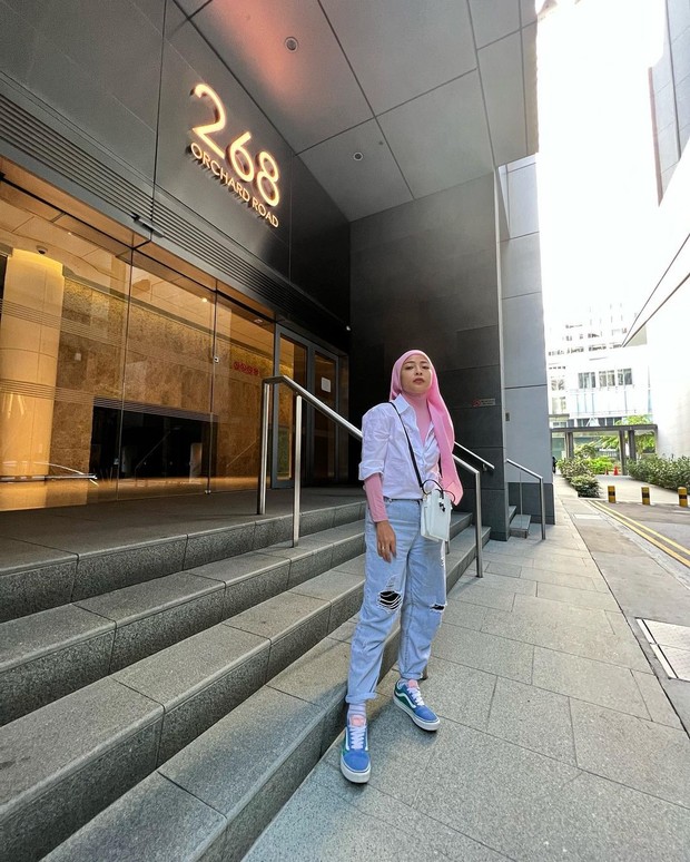 Tantri Kotak dengan Ripped Jeans/Sumber: IG @tantrisyalindri