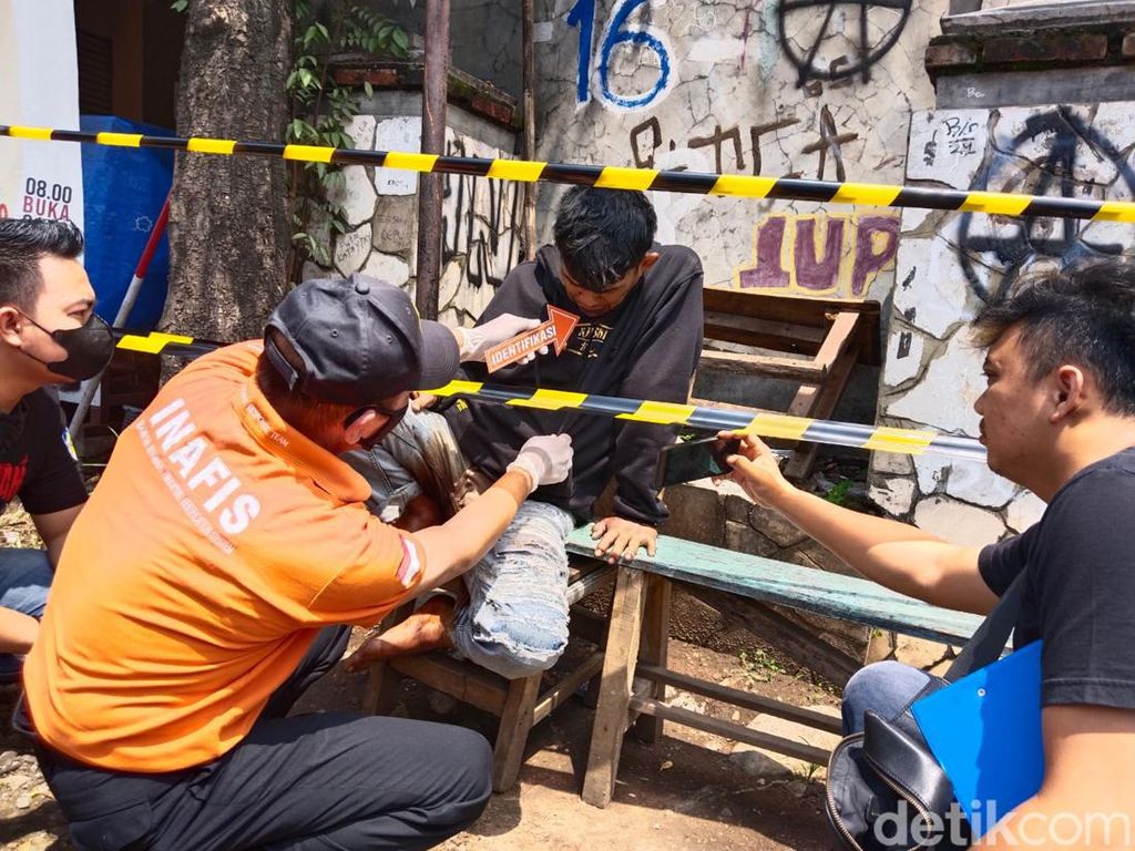 Geger Mayat Laki-laki Berlumur Darah Terduduk di Pinggir Jalan Raya Purwakarta Geger Mayat Laki-laki Berlumur Darah Terduduk di Pinggir Jalan Raya Purwakarta