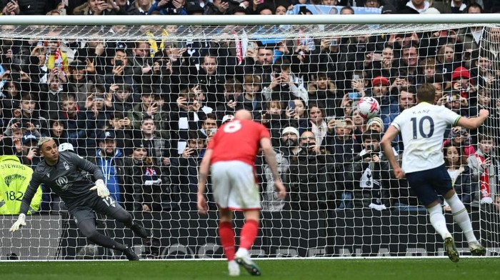 Tottenham Hotspurs English striker Harry Kane (R) scores their second goal from the penalty spot during the English Premier League football match between Tottenham Hotspur and Nottingham Forest at Tottenham Hotspur Stadium in London, on March 11, 2023. (Photo by JUSTIN TALLIS / AFP) / RESTRICTED TO EDITORIAL USE. No use with unauthorized audio, video, data, fixture lists, club/league logos or live services. Online in-match use limited to 120 images. An additional 40 images may be used in extra time. No video emulation. Social media in-match use limited to 120 images. An additional 40 images may be used in extra time. No use in betting publications, games or single club/league/player publications. /  (Photo by JUSTIN TALLIS/AFP via Getty Images)