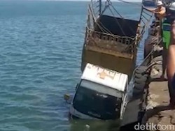 Hilang Kendali, Truk Sampah PT Pelni Tercebur ke Laut di Pelabuhan Makassar