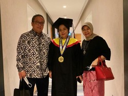 Wisudawan Ini Dapat Gelar Dobel dari Unair-Maastricht University Belanda