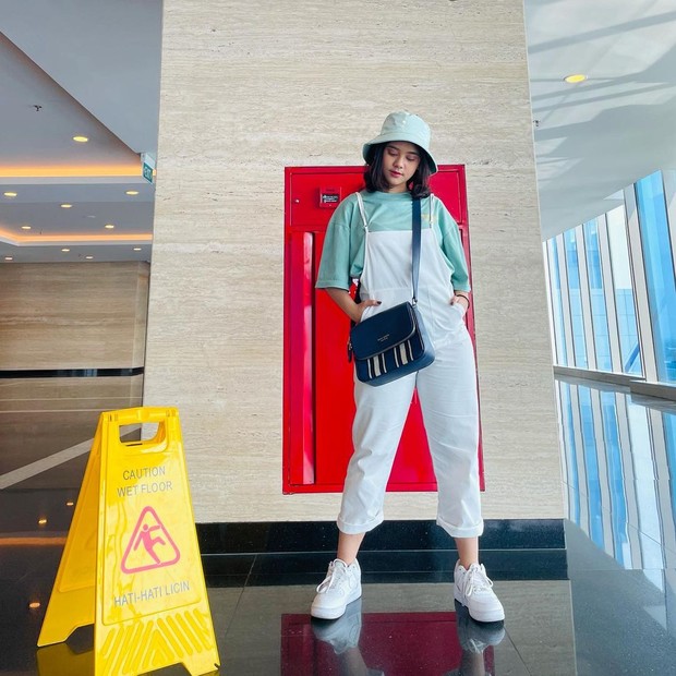 Ziva Magnolya dengan overall putih/Sumber: IG @zivamagnolya