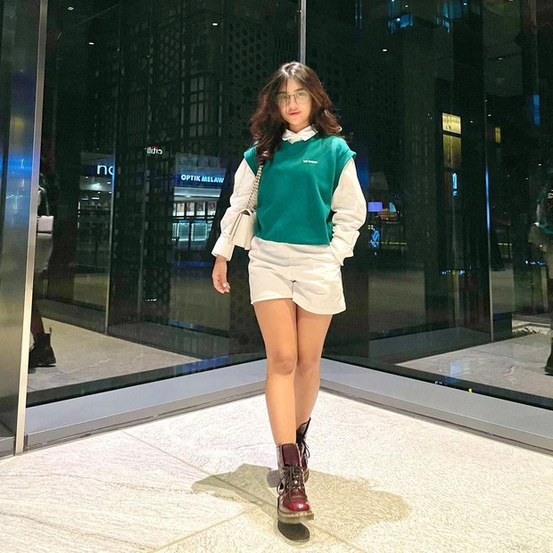 Ziva Magnolya dengan short pants putih/Sumber: IG @zivamagnolya