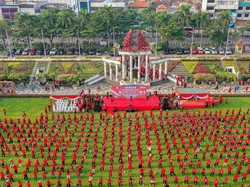 Semarak 5.000 Kader PDIP Senam Sicita di Tugu Pahlawan