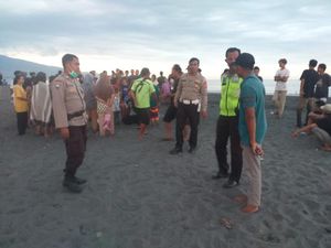 Siswi SD Hilang Terseret Ombak di Pantai Tanjung Menangis Siswi SD Hilang Terseret Ombak di Pantai Tanjung Menangis