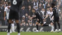 Arsenal. Pemuncak klasemen Liga Inggris untuk sementara ini sudah bikin 3 gol di periode menit 45+.  Foto: AP/Ian Walton