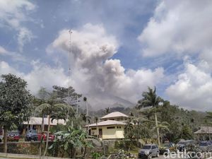Penampakan Awan Panas Merapi Terlihat dari Pos Babadan Magelang