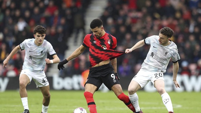 Bournemouths Dominic Solanke and Liverpools Diogo Jota, right, battle for the ball during the English Premier League soccer match at the Vitality Stadium, Bournemouth, England, Saturday March 11, 2023. (Kieran Cleeves/PA via AP)