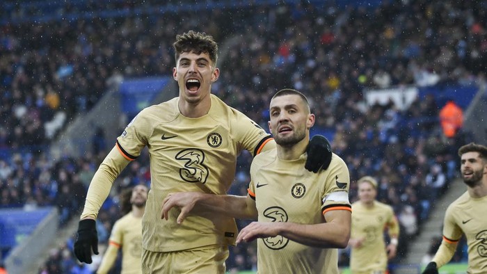 Chelseas Mateo Kovacic, right, is congratulated by teammate Kai Havertz after scoring his sides 3rd goal during the English Premier League soccer match between Leicester City and Chelsea at King Power stadium in Leicester, England, Saturday, March 11, 2023. (AP Photo/Rui Vieira)