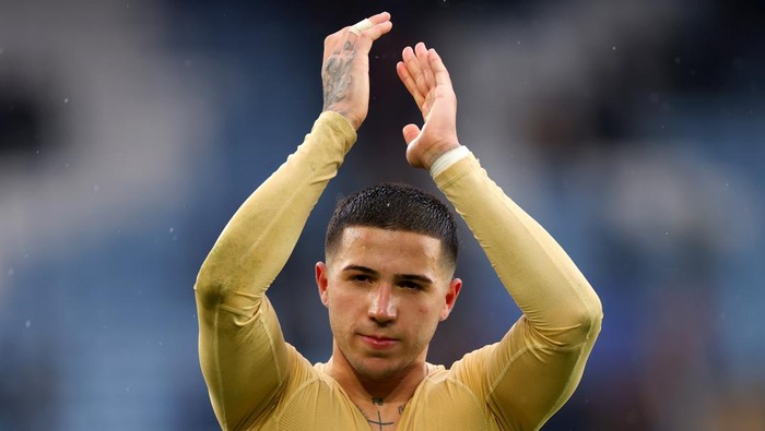 LEICESTER, ENGLAND - MARCH 11: Enzo Fernandez of Chelsea applauds the fans after the teams victory during the Premier League match between Leicester City and Chelsea FC at The King Power Stadium on March 11, 2023 in Leicester, England. (Photo by Marc Atkins/Getty Images)