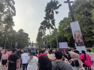 Fans Mulai Membeludak, Begini Suasana GBK Jelang Konser BLACKPINK