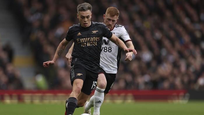 Arsenals Leandro Trossard, front, duels for the ball with Fulhams Harrison Reed during the English Premier League soccer match between Fulham and Arsenal at Craven Cottage stadium in London, Sunday, March 12, 2023. (AP Photo/Ian Walton)