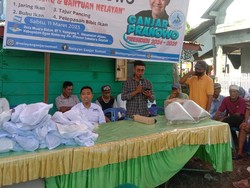 Komunitas Nelayan Pendukung Ganjar Beri Bantuan untuk Warga di Sumsel