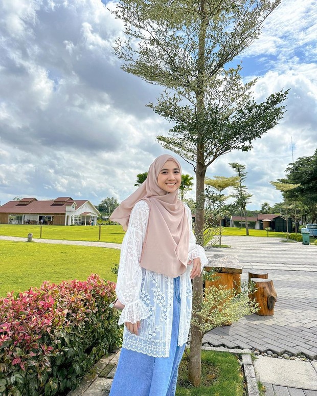 Gaya Meirani dengan Outer Hijab