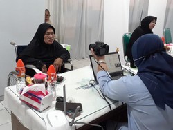 Jemput Bola, Imigrasi Jakbar Ambil Foto Paspor Calon Jemaah Haji di Yayasan