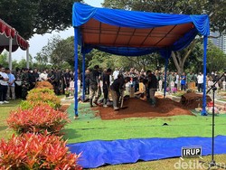 Istri Moeldoko Dimakamkan Secara Militer di TMP Bahagia Tangsel
