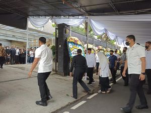 Jokowi dan Iriana Melayat ke Rumah Duka Istri Moeldoko Jokowi dan Iriana Melayat ke Rumah Duka Istri Moeldoko