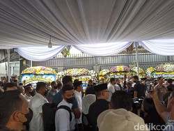 Jokowi Lepas Keberangkatan Jenazah Istri Moeldoko ke Pemakaman