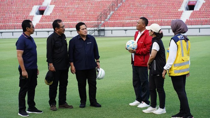 Ketua Umum PSSI Erick Thohir mengecek Stadion Kapten I Wayan Dipta jelang Piala Dunia U-20