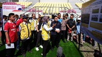 Ketua Umum PSSI Erick Thohir (kanan) mendengarkan penjelasan Direktur Prasarana Strategis Ditjen Cipta Karya Kementerian PUPR Essy Asiah (kedua kanan) bersama Wali Kota Solo Gibran Rakabuming Raka (kiri) saat meninjau kesiapan Stadion Manahan Solo.