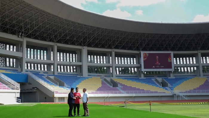 Menpora Zainudin Amali (kiri) bersama Ketua Umum PSSI Erick Thohir (kanan), Wali Kota Solo Gibran Rakabuming Raka (tengah) dan Dirut PT PLN (Persero) Darmawan Prasodjo (kedua kiri) memegang bola resmi Piala Dunia U-20 2023 Indonesia saat meninjau kesiapan Stadion Manahan Solo di Jawa Tengah, Minggu (12/3/2023). Stadion Manahan dipersiapkan menjadi salah satu venue gelaran akbar Piala Dunia U-20 2023 di Indonesia.
