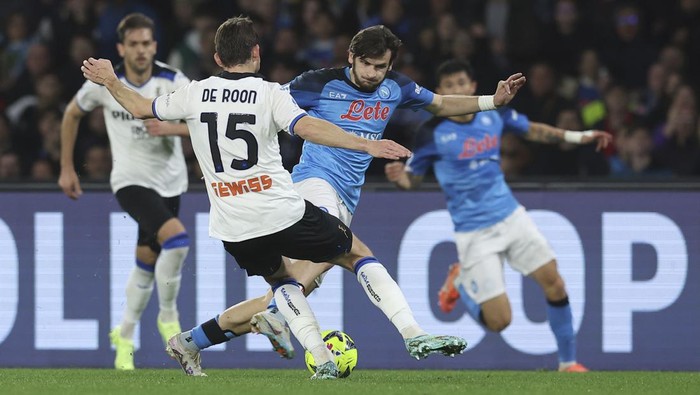 Atalantas Marten de Roon, left, and Napolis Khvicha Kvaratskhelia battle for the ball during the Serie A soccer match between Napoli and Atalanta at Diego Armando Maradona stadium in Naples, Italy, Saturday March 11, 2023.  (Alessandro Garofalo/LaPresse via AP)