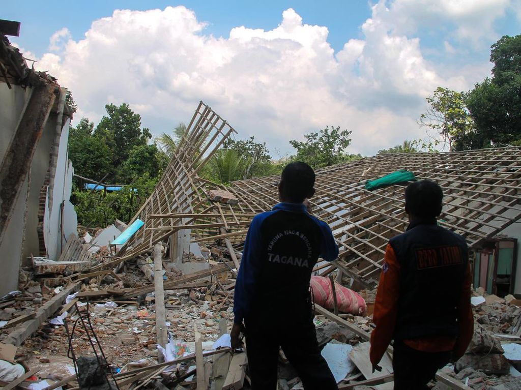 Kondisi Rumah yang Hancur Akibat Ledakan Petasan di Malang