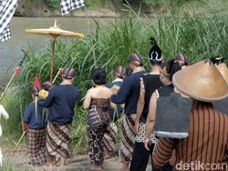 Melihat Khidmatnya Ritual Larung Sesaji di Kali Progo