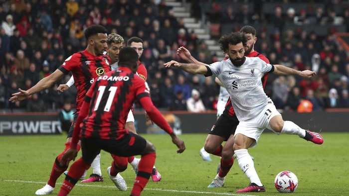 Liverpools Mohamed Salah, right, attempts a shot on goal during the English Premier League soccer match between Bournemouth and Liverpool at the Vitality Stadium, Bournemouth, England, Saturday March 11, 2023. (Kieran Cleeves/PA via AP)