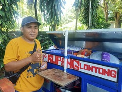Lontong Kupang Sate Kerang Khas Surabaya Laris Manis di Denpasar