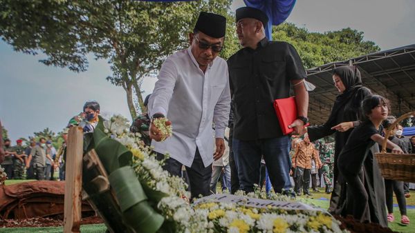Momen Moeldoko Antar Jenazah Istri ke Peristirahatan Terakhir