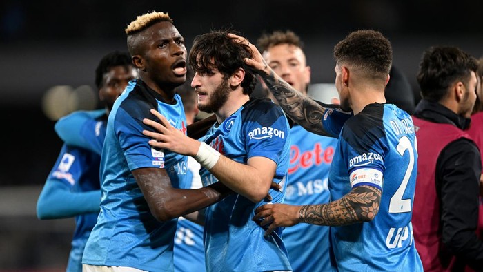 NAPLES, ITALY - MARCH 11: Khvicha Kvaratskhelia of SSC Napoli celebrates with teammates after scoring the teams first goal during the Serie A match between SSC Napoli and Atalanta BC at Stadio Diego Armando Maradona on March 11, 2023 in Naples, Italy. (Photo by Francesco Pecoraro/Getty Images)