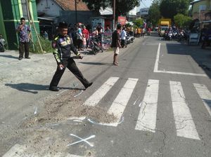 Pelajar SMP Tewas Usai Tabrak Pejalan Kaki dan Pemotor di Jombang Pelajar SMP Tewas Usai Tabrak Pejalan Kaki dan Pemotor di Jombang