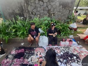 Cerita Penjual Aksesori BLACKPINK di GBK: Dagangan Diborong Fans Asal Taiwan Cerita Penjual Aksesori BLACKPINK di GBK: Dagangan Diborong Fans Asal Taiwan