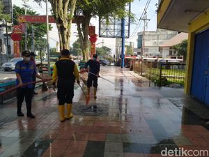 Kerahkan Tim Damkar, Pemkot Magelang Bersihkan Abu Merapi di Jalanan