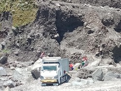 Aktivitas Merapi Tinggi, Penambang Pasir di Klaten Tetap Beroperasi