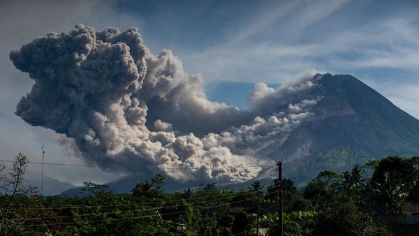 Penampakan Merapi Semburkan Awan Panas, Aktivitas Masih Tinggi