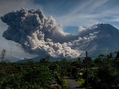 Penampakan Merapi Semburkan Awan Panas, Aktivitas Masih Tinggi