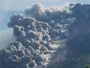Video Luncuran Guguran Awan Panas Gunung Merapi Video Luncuran Guguran Awan Panas Gunung Merapi