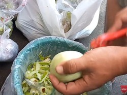 Laris! 5 Pedagang Ini Jual Puluhan Kilogram Makanan Dalam Hitungan Jam