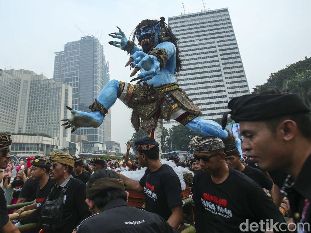 Pawai Ogoh-ogoh Semarakkan CFD di Bundaran HI Pawai Ogoh-ogoh Semarakkan CFD di Bundaran HI