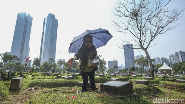 Potret Warga Ziarah Makam Jelang Ramadhan