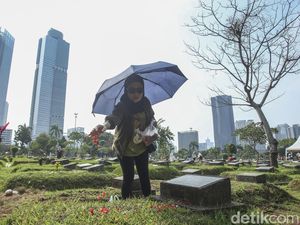 Potret Warga Ziarah Makam Jelang Ramadhan