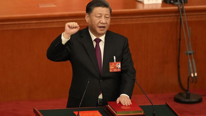 Potret Xi Jinping Resmi Kaprikornus Presiden China 3 Periode Chinese President Xi Jinping takes his oath after he is unanimously elected as President during a session of Chinas National Peoples Congress (NPC) at the Great Hall of the People in Beijing, Friday, March 10, 2023. Chinese leader Xi Jinping was awarded a third five-year term as president on Friday, putting him on track to stay in power for life. (AP Photo/Mark Schiefelbein)