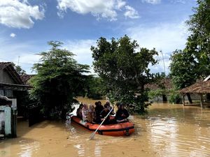 Srikandi Ganjar Lampung Bantu Korban Banjir di Kotabumi Selatan